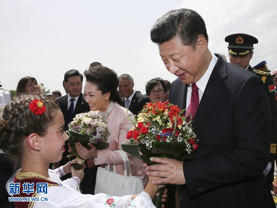  6月17日，國(guó)家主席習(xí)近平乘專(zhuān)機(jī)抵達(dá)貝爾格萊德，開(kāi)始對(duì)塞爾維亞共和國(guó)進(jìn)行國(guó)事訪問(wèn)。塞爾維亞少年兒童向習(xí)近平和夫人彭麗媛獻(xiàn)上鮮花。新華社記者 蘭紅光 攝 