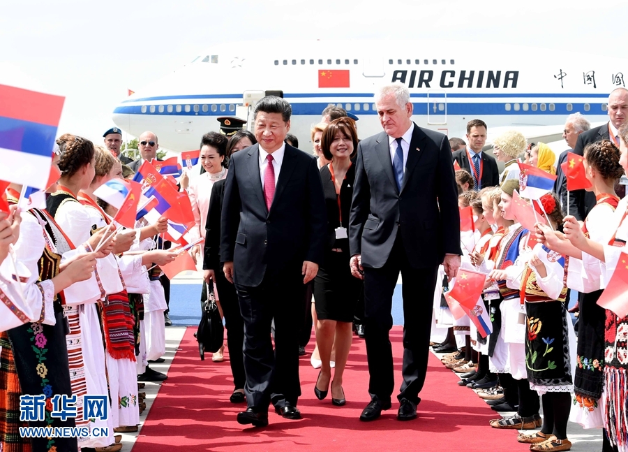 6月17日，國(guó)家主席習(xí)近平乘專(zhuān)機(jī)抵達(dá)貝爾格萊德，開(kāi)始對(duì)塞爾維亞共和國(guó)進(jìn)行國(guó)事訪問(wèn)。習(xí)近平和夫人彭麗媛在機(jī)場(chǎng)受到塞爾維亞總統(tǒng)尼科利奇夫婦的熱情迎接。新華社記者 饒愛(ài)民 攝