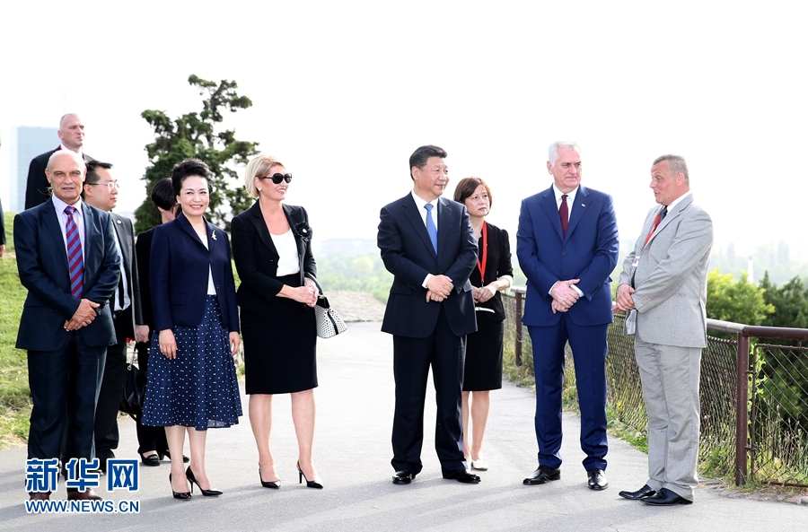 6月17日，中國國家主席習(xí)近平和夫人彭麗媛在塞爾維亞總統(tǒng)尼科利奇夫婦陪同下參觀具有悠久歷史的貝爾格萊德卡萊梅格丹公園。 新華社記者 馬占成 攝