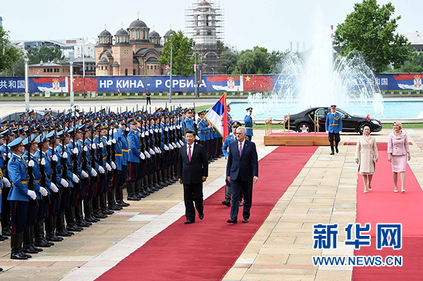 6月18日，國家主席習(xí)近平出席塞爾維亞總統(tǒng)尼科利奇在貝爾格萊德舉行的隆重歡迎儀式。 新華社記者饒愛民攝