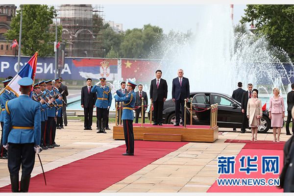  6月18日，國家主席習(xí)近平出席塞爾維亞總統(tǒng)尼科利奇在貝爾格萊德舉行的隆重歡迎儀式。 新華社記者馬占成攝