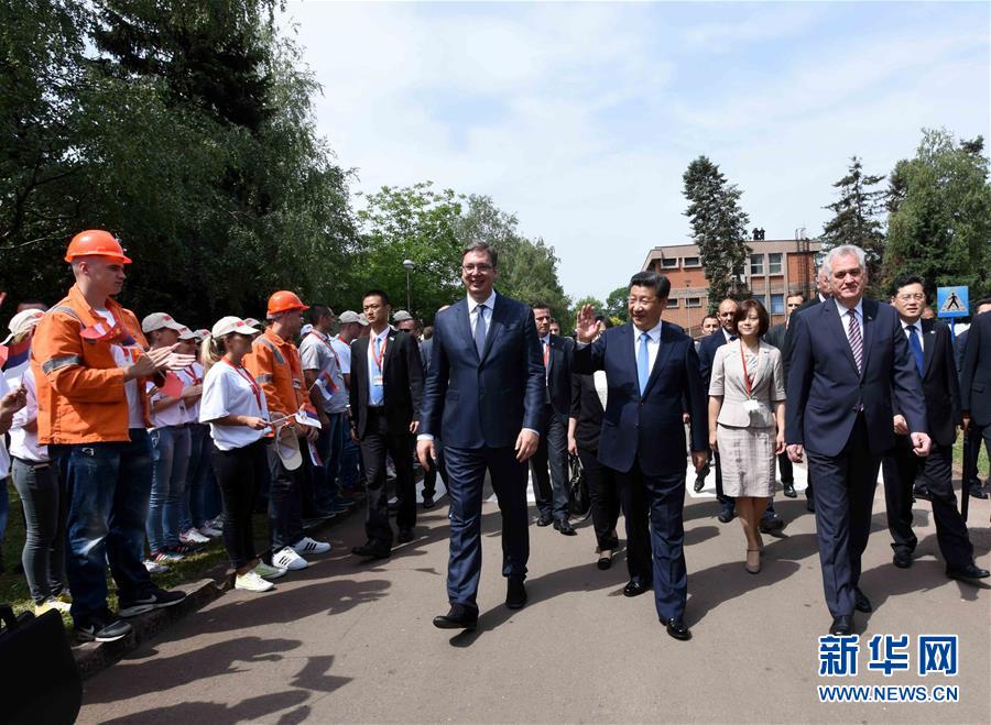 6月19日上午，國家主席習(xí)近平在貝爾格萊德參觀河鋼集團塞爾維亞斯梅代雷沃鋼廠。習(xí)近平抵達時，塞爾維亞總統(tǒng)尼科利奇、總理武契奇在停車處熱情迎接。鋼廠工人和家屬、當?shù)厥忻駭?shù)千人夾道歡迎。新華社記者 饒愛民 攝