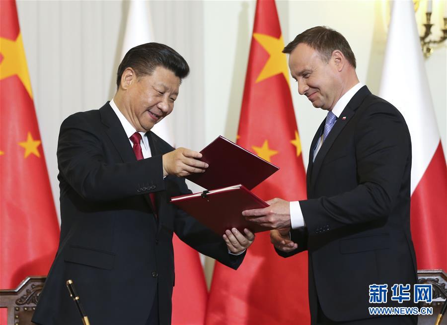 6月20日，國家主席習(xí)近平在華沙同波蘭總統(tǒng)杜達(dá)舉行會(huì)談。這是會(huì)談后，兩國元首共同簽署《中華人民共和國和波蘭共和國關(guān)于建立全面戰(zhàn)略伙伴關(guān)系的聯(lián)合聲明》。新華社記者蘭紅光攝