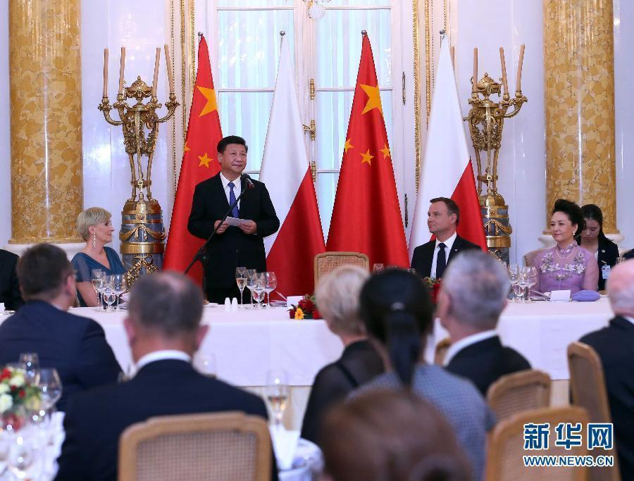 6月20日，國家主席習(xí)近平出席波蘭總統(tǒng)杜達在華沙王宮舉行的盛大歡迎晚宴。 新華社記者 劉衛(wèi)兵 攝