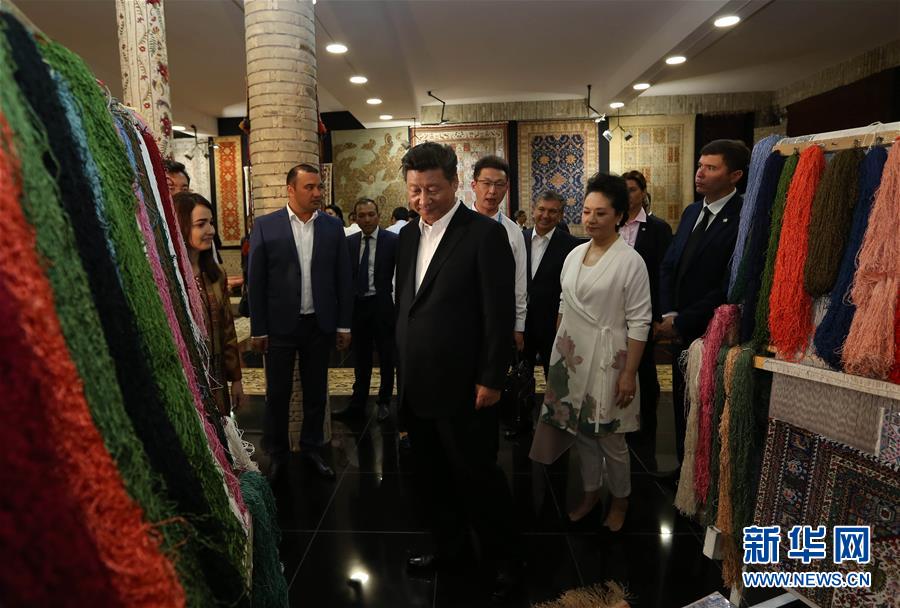 6月21日下午，正在對烏茲別克斯坦進(jìn)行國事訪問的國家主席習(xí)近平在烏茲別克斯坦總理米爾濟(jì)約耶夫陪同下，來到布哈拉古城參觀這座被稱為&ldquo;絲綢之路活化石&rdquo;的歷史文化名城。這是習(xí)近平和夫人彭麗媛參觀一家地毯和絲綢作坊。新華社記者蘭紅光攝