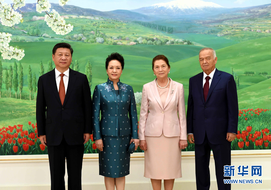 6月22日，國家主席習近平在塔什干庫克薩萊國賓館同烏茲別克斯坦總統(tǒng)卡里莫夫舉行會談。會談前，習近平出席卡里莫夫舉行的歡迎儀式。習近平和夫人彭麗媛受到卡里莫夫和夫人卡里莫娃熱情迎接。新華社記者饒愛民攝