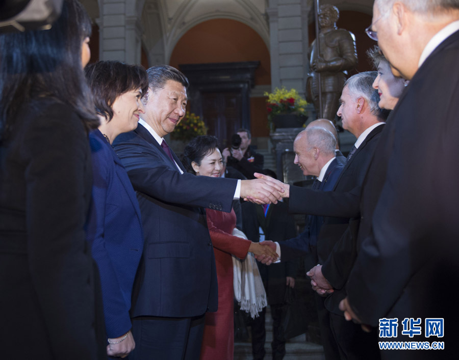 1月15日，國家主席習近平在伯爾尼出席瑞士聯(lián)邦委員會全體委員集體舉行的迎接儀式并致辭。 新華社記者 謝環(huán)馳 攝