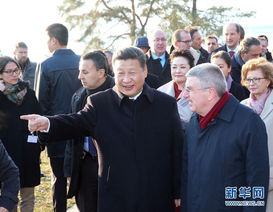 1月18日，國(guó)家主席習(xí)近平在瑞士洛桑國(guó)際奧林匹克博物館會(huì)見國(guó)際奧林匹克委員會(huì)主席巴赫。這是會(huì)見后，習(xí)近平和夫人彭麗媛在巴赫主席夫婦陪同下，參觀國(guó)際奧林匹克博物館。新華社記者 姚大偉 攝