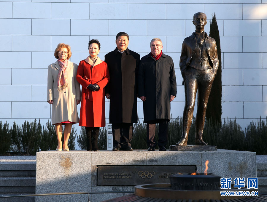 1月18日，國(guó)家主席習(xí)近平在瑞士洛桑國(guó)際奧林匹克博物館會(huì)見國(guó)際奧林匹克委員會(huì)主席巴赫。這是習(xí)近平和夫人彭麗媛與巴赫夫婦在現(xiàn)代奧林匹克運(yùn)動(dòng)發(fā)起人顧拜旦雕像前合影。新華社記者 姚大偉 攝
