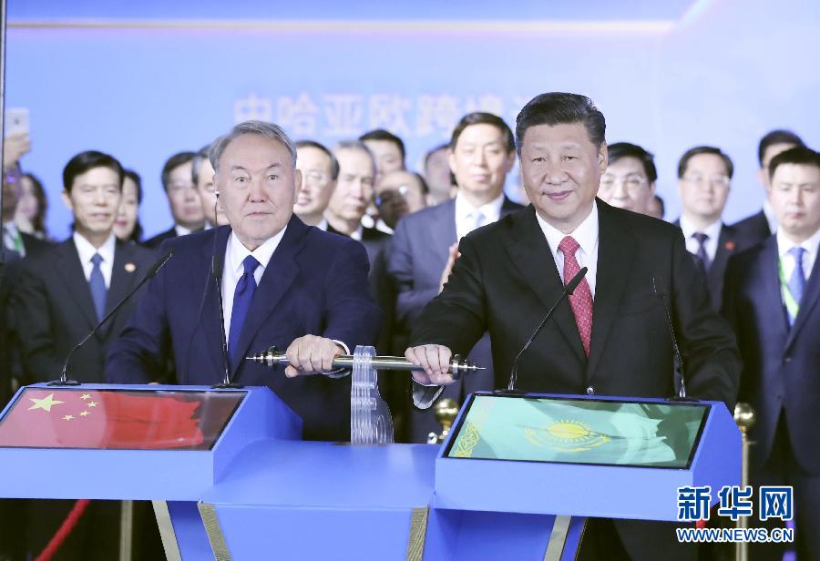 6月8日，正在哈薩克斯坦訪問的國家主席習近平在哈薩克斯坦總統(tǒng)納扎爾巴耶夫陪同下，參觀阿斯塔納專項世博會中國國家館，并共同出席中哈亞歐跨境運輸視頻連線儀式。這是在中國國家館舉行的中哈亞歐跨境運輸視頻連線儀式上，兩國元首共同推動操控桿，視頻顯示中哈連云港物流合作基地和&ldquo;霍爾果斯－東大門&rdquo;經(jīng)濟特區(qū)無水港兩個分會場四列火車鳴笛開行。新華社記者 丁林 攝