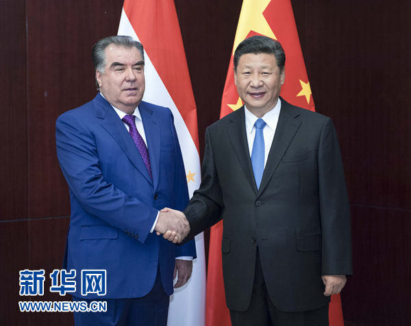6月9日，國家主席習(xí)近平在阿斯塔納會見塔吉克斯坦總統(tǒng)拉赫蒙。新華社記者 李濤 攝