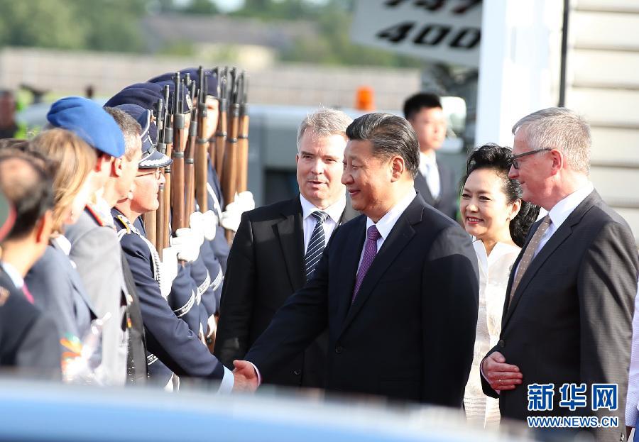7月4日，國家主席習(xí)近平乘專機(jī)抵達(dá)柏林，開始對德意志聯(lián)邦共和國進(jìn)行國事訪問。德國政府高級官員在舷梯旁迎接習(xí)近平和夫人彭麗媛。新華社記者 姚大偉 攝