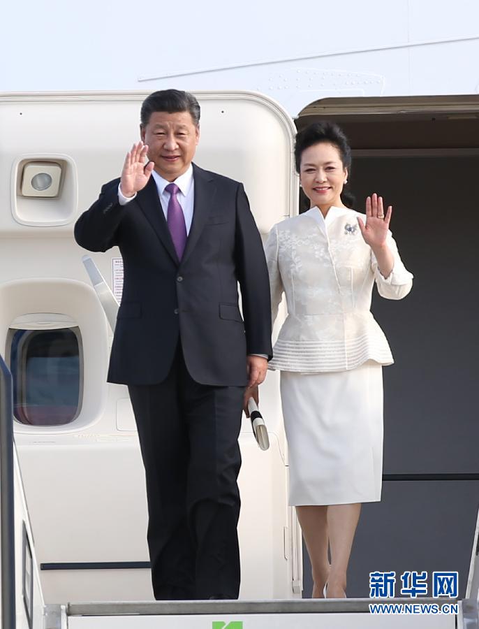 7月4日，國家主席習(xí)近平乘專機(jī)抵達(dá)柏林，開始對德意志聯(lián)邦共和國進(jìn)行國事訪問。這是習(xí)近平和夫人彭麗媛步出艙門。 新華社記者 姚大偉 攝