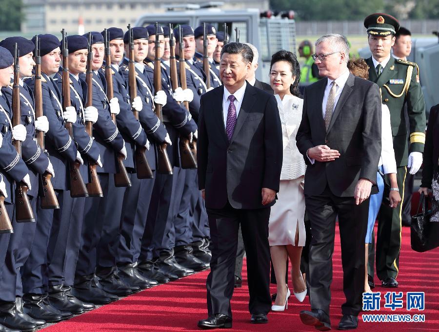 7月4日，國家主席習(xí)近平乘專機(jī)抵達(dá)柏林，開始對德意志聯(lián)邦共和國進(jìn)行國事訪問。德國政府高級官員在舷梯旁迎接習(xí)近平和夫人彭麗媛。新華社記者 王曄 攝