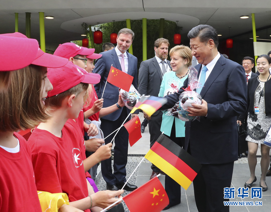 7月5日，國(guó)家主席習(xí)近平同德國(guó)總理默克爾共同出席柏林動(dòng)物園大熊貓館開館儀式。這是習(xí)近平向現(xiàn)場(chǎng)的孩子們贈(zèng)送大熊貓毛絨玩具。 新華社記者謝環(huán)馳 攝