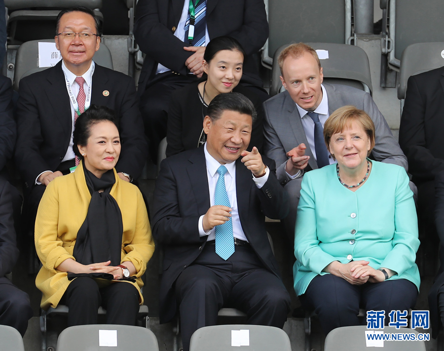 7月5日，國家主席習(xí)近平在柏林同德國總理默克爾共同觀看中德青少年足球友誼賽。這是習(xí)近平和夫人彭麗媛同默克爾在看臺(tái)上。 新華社記者 王曄攝