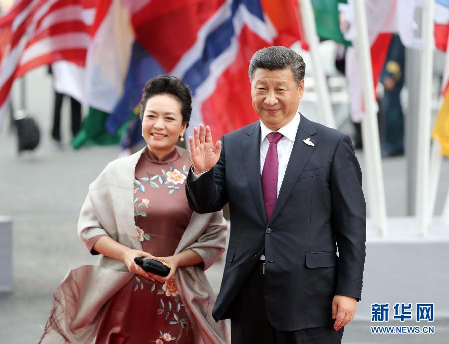 7月7日，二十國集團(tuán)領(lǐng)導(dǎo)人第十二次峰會(huì)在德國漢堡舉行。國家主席習(xí)近平出席并發(fā)表題為《堅(jiān)持開放包容　推動(dòng)聯(lián)動(dòng)增長》的重要講話。這是習(xí)近平和夫人彭麗媛出席漢堡峰會(huì)舉行的音樂會(huì)。新華社記者 劉衛(wèi)兵 攝 