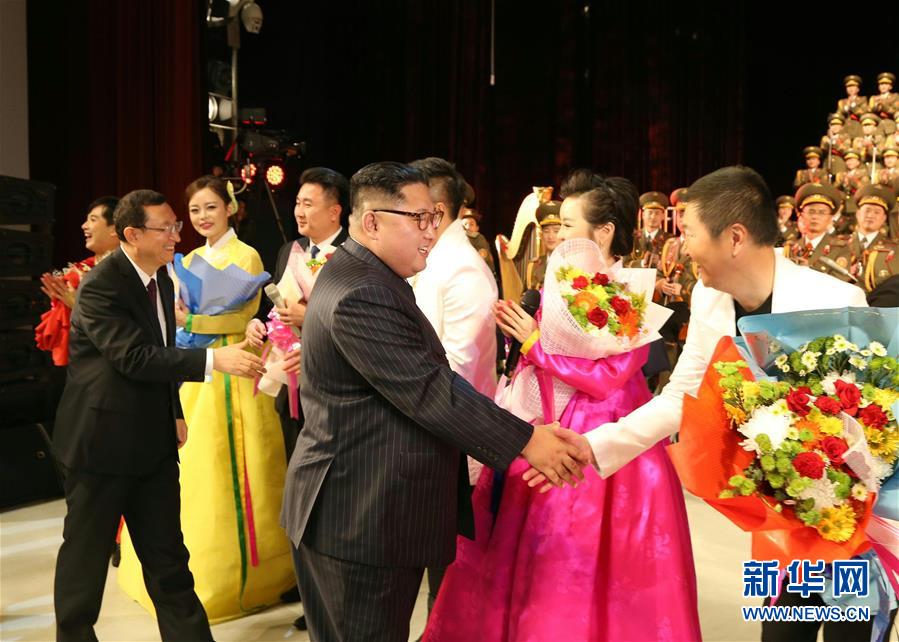 （國(guó)際）（2）金正恩觀(guān)看中朝文藝工作者首場(chǎng)聯(lián)合演出