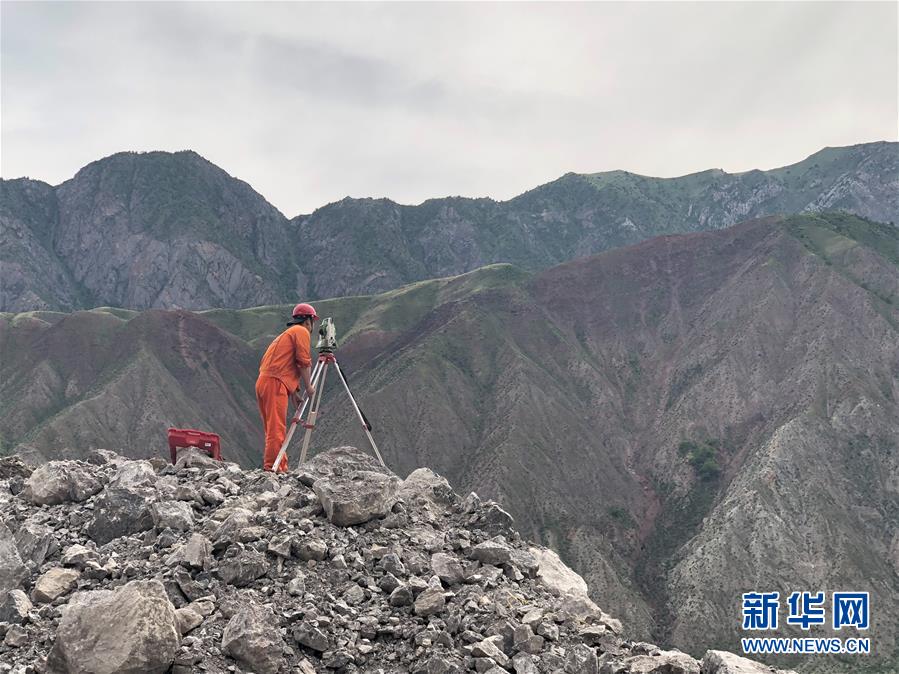 （習(xí)近平出訪配合稿&middot;圖文互動）（7）通訊：雪山腳下有條&ldquo;中國路&rdquo;