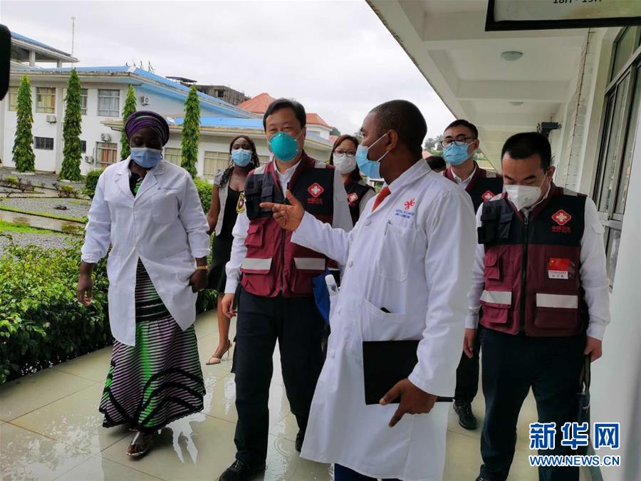 （國際疫情&middot;圖文互動）（1）中國專家組與幾內(nèi)亞醫(yī)護人員交流抗疫經(jīng)驗