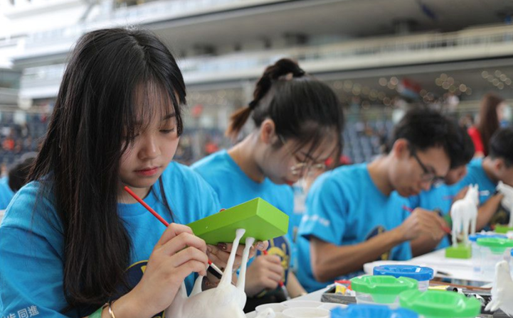 香港近千名青少年刷新&ldquo;最多人同時為雕像涂色&rdquo;吉尼斯世界紀錄